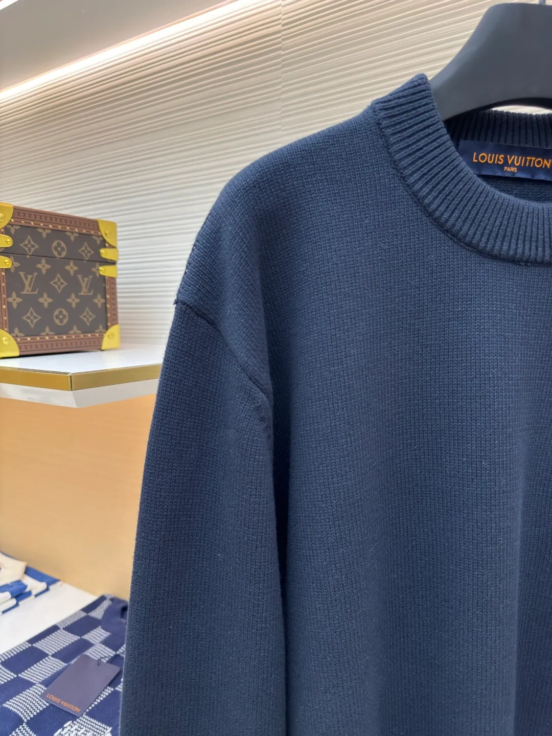 LOUIS VUITTON conch pullover ●Authentic product: Purchased and developed for 14600 ●Item number: 1680419-B50 ●Fabric: mercerized long-staple cotton ●Technology: knitting ●Version: loose fit ●Weight: about 790 grams ●Size: XS-S-M-L ●Description: Made of 100% top-grade long-staple cotton, fully combed and compacted + singeing mercerization process, striving for excellence, which not only retains the simplicity and gentleness of pure cotton, but also gives it a noble temperament like silk. The color is beautiful, the touch is gentle and delicate, you can enjoy silky smoothness, and the long-staple cotton has long fiber The fiber length is usually more than 2.5 centimeters, which is about twice the length of ordinary cotton yarn. Therefore, clothes made of raw materials with this fiber length are more wrinkle-resistant, non-pilling, and have clear textures that are beyond the reach of ordinary cotton yarn. They are non-sticky when worn for a long time in summer, and have particularly good sweat-absorbing effects. The overall wiring is straight and delicate, the fabric is comfortable and soft, and the color is consistent without color difference. It can be matched with the same style to create a fashionable look and control various occasions. Customized accessories, complete with three standards, same style for men and women!